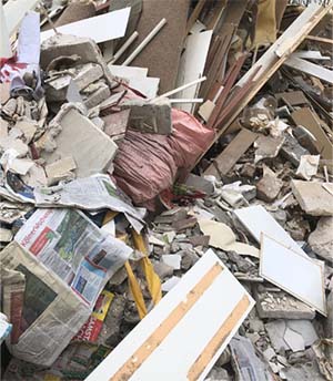 Müllsäcke mit Baumischabfall